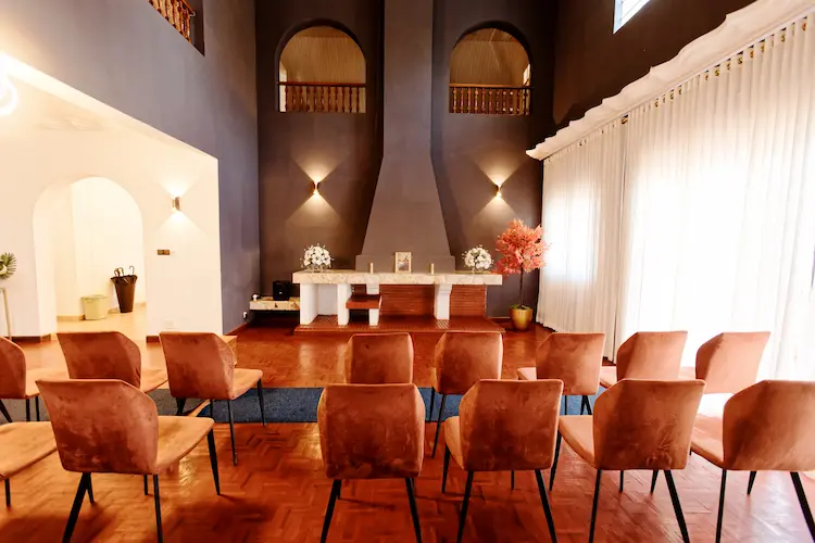 Intérieur de la salle de cérémonie avec éclairage d'ambiance